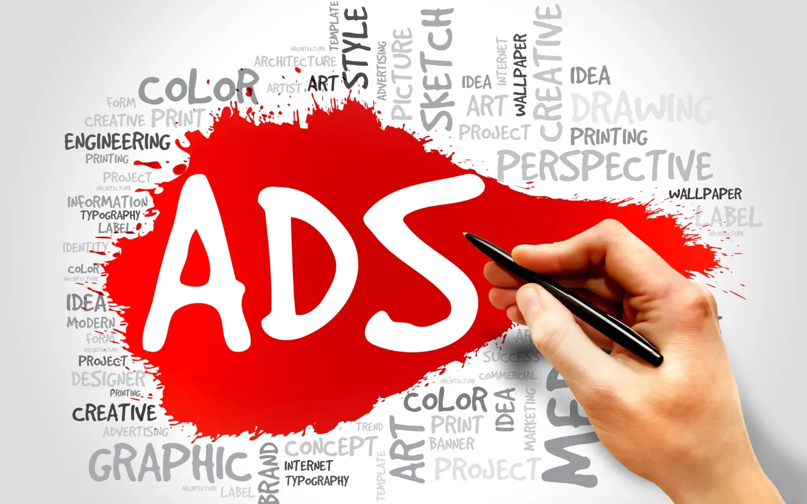 Roka s pisalom ob rdečem napisu ADS, obdanem z besedami o oglaševanju