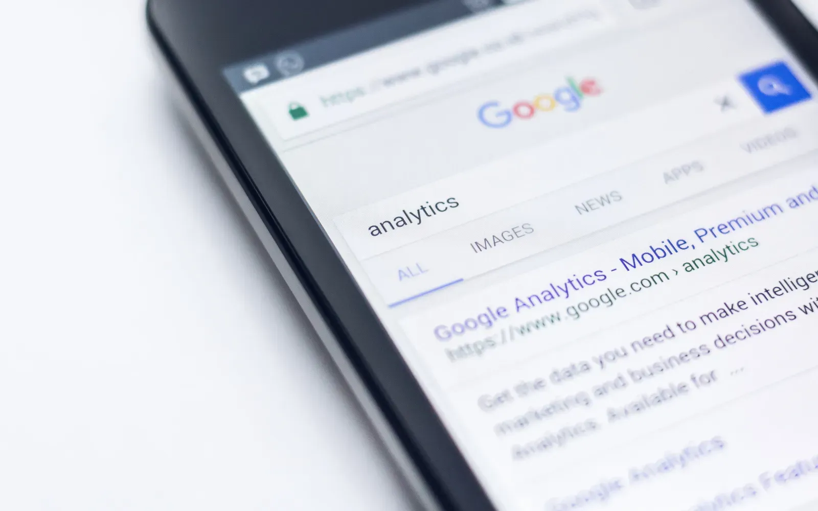 Telefon z Googlovim iskanjem, v katerem je vpisana beseda analytics